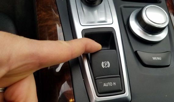 Những lỗi thường gặp ở phanh tay điện tử mà không phải ai cũng biết