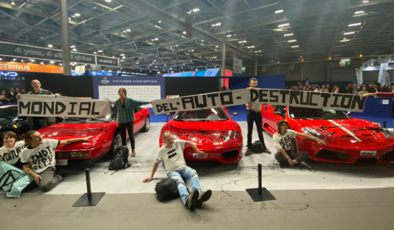 Người biểu tình hắt chất bẩn và dán tay lên những chiếc siêu xe Ferrari trưng bày trong triển lãm Ô tô Paris 2022