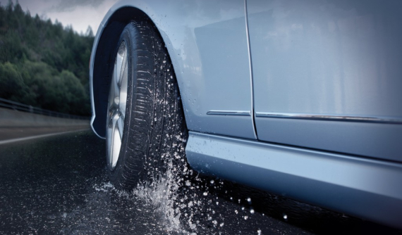 Sự thật phía sau lời khuyên nên xì bớt lốp ô tô khi lái xe trời mưa