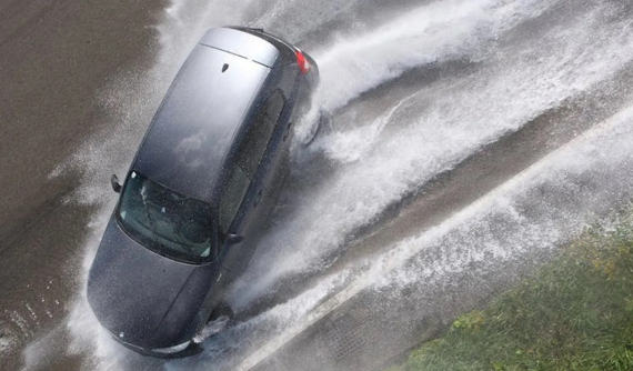 Xe bị "trượt nước" (Hydroplaning): Nguyên nhân và cách phòng tránh