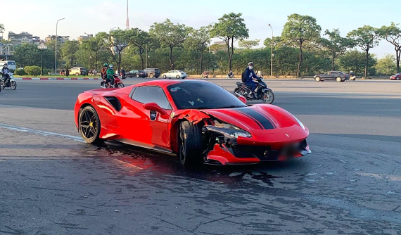 Hà Nội: Siêu xe Ferrari 488 Pista Spider và xe máy hư hỏng nặng sau tai nạn, 1 người tử vong