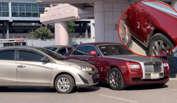 Hà Nội: Rolls-Royce Ghost móp nặng dàn áo bên hông sau va quẹt với Toyota Vios