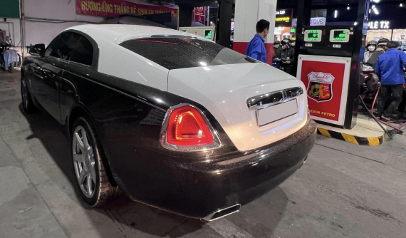 Lái xe Rolls-Royce "rớt nước mắt" khi đi mấy cây xăng ở Sài Gòn mới có nơi chịu đổ cho 300.000 đồng