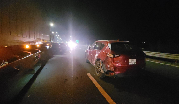 Video quay khoảnh khắc 7 ô tô va chạm liên hoàn trên cao tốc Pháp Vân - Cầu Giẽ, có cả chiếc Mazda CX-5 chở một nữ ca sĩ