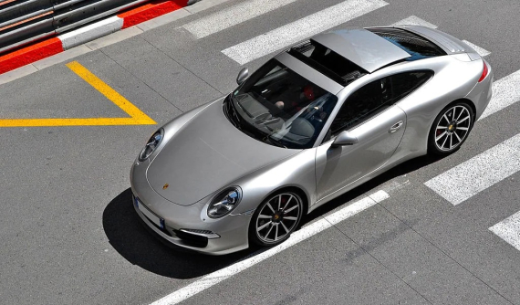 Sunroof là gì? Moonroof là gì? Hai loại cửa sổ trời này khác nhau như thế nào?