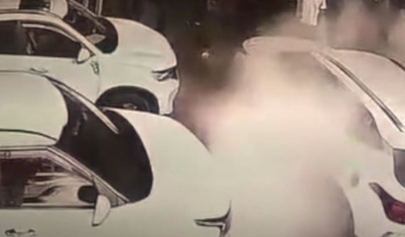 Bức xúc vì chiếc Kia Seltos liên tục lỗi động cơ, chủ sở hữu tưới xăng đốt xe ngay tại đại lý