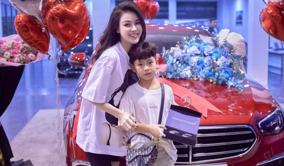 Hậu phim Đấu Trí, Lương Thu Trang tậu xe Mercedes Benz E200 Exclusive có giá 2,5 tỷ đồng