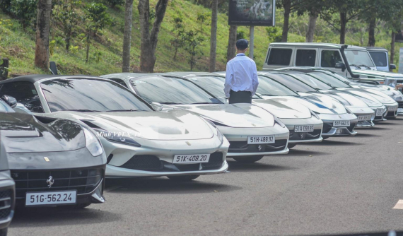 9 chiếc siêu xe Ferrari cùng 4 xe Mercedes-Benz G-Class của Trung Nguyên trưng bày tại Đắk Lắk