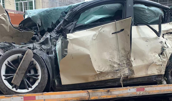 Video: Tesla Model Y "phóng như tên lửa", tông tử vong 2 người đi đường, tài xế thoát chết thần kỳ