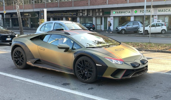 "Siêu bò" địa hình Lamborghini Huracan Sterrato dạo phố lần đầu tiên, sẵn sàng ra mắt cuối tháng 11 này