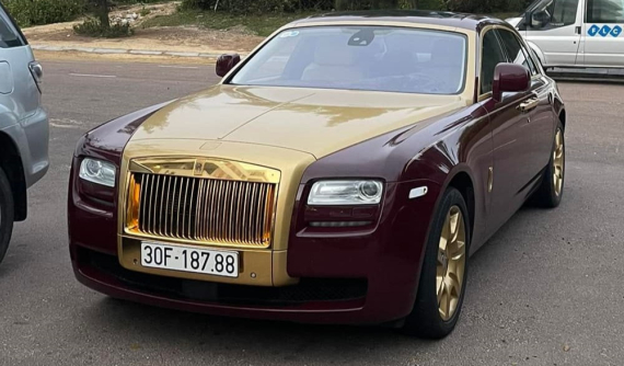 Hạ giá gần 1 tỷ đồng nhưng Rolls-Royce Ghost "dát vàng" vẫn vô chủ sau 4 lần đấu giá