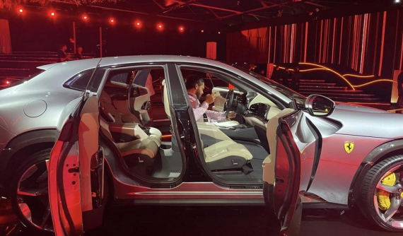 Ngựa chiến SUV đầu tiên của Ferrari có giá đắt hơn 4 tỷ đồng so với Lamborghini Urus ở Anh