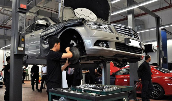 Nên bảo dưỡng ô tô tại đại lý chính hãng hay xưởng dịch vụ ngoài?