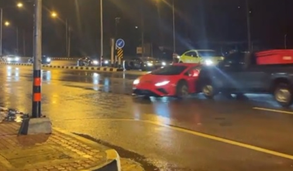 Video: Xe bán tải tông bên sườn siêu xe Lamborghini đang rẽ phải, ai đúng ai sai?