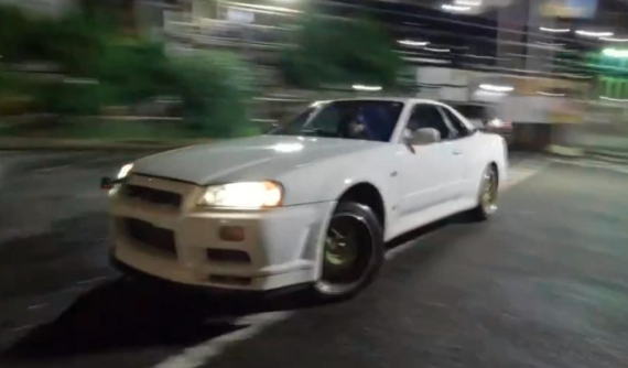 Tay đua Công thức 1 Lewis Hamilton thuê Nissan GT-R và drift trên đường phố, công ty cho thuê xe không hài lòng