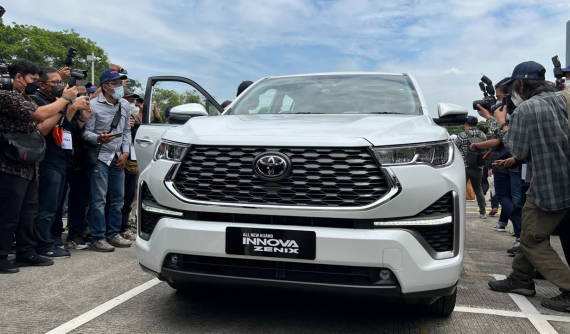 Toyota Innova Hybrid 2023 thu hút hàng nghìn người đặt cọc chỉ sau vài ngày ra mắt