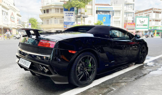 Ông Đặng Lê Nguyên Vũ cầm lái siêu xe Lamborghini Gallardo LP570-4 Spyder Performante mới tậu
