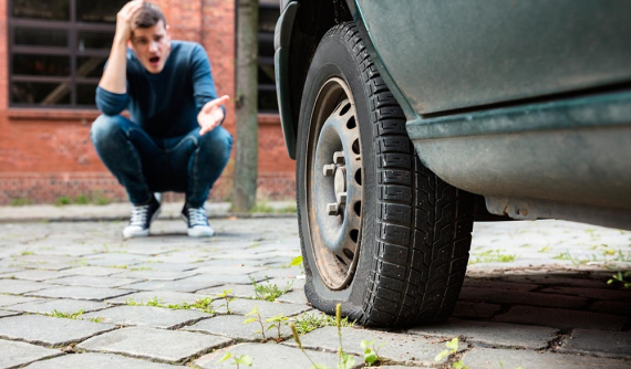 Cách xử lý khi xe bị thủng lốp và không có sẵn lốp dự phòng mà tài xế nào cũng nên biết