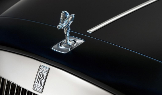 Video: Thanh niên "táy máy" làm hỏng biểu tượng Spirit of Ecstasy của xe Rolls-Royce Ghost, gây thiệt hại gần 1 tỷ đồng