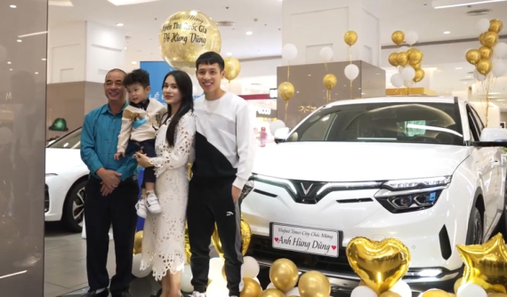Đội trưởng Đỗ Hùng Dũng sắm VinFast VF8