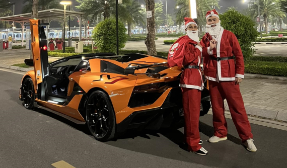 "Xe tuần lộc" Lamborghini Aventador SVJ Roadster đắt tiền của ông già Noel ở Hà Nội