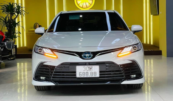 Sau 5 tháng nằm chờ khách, Toyota Camry 2022 biển "lộc phát" hạ giá hơn 500 triệu đồng để tìm chủ