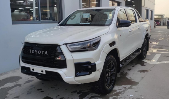 Toyota Hilux GR Sport bất ngờ được đại lý chính hãng rao bán tại Việt Nam, giá lên đến 1,1 tỷ đồng
