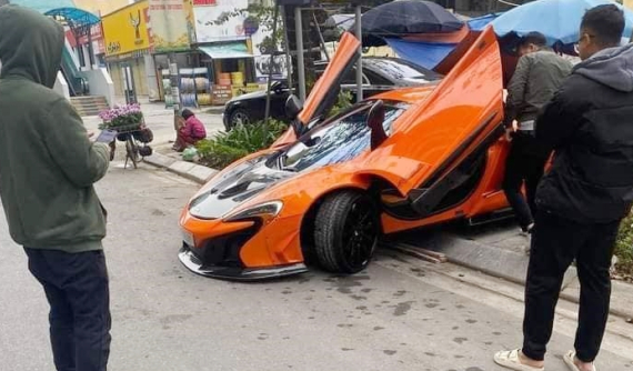 McLaren 650S Spider độ Liberty Walk lùi lên vỉa hè với phần đầu xe gần chạm mặt đường khiến không ít người xót xa