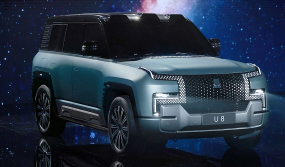 Xem SUV điện hạng sang YangWang U8 của BYD xoay 360 độ tại chỗ và chạy ngang như cua trên sân khấu