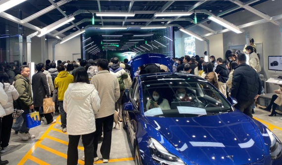 Hàng trăm người biểu tình tại các cửa hàng Tesla vì mới mua xe xong thì hãng giảm giá