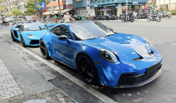 Cặp đôi xế khủng đồng màu trên đường phố Sài thành, Lamborghini Aventador Roadster đầu tiên về Việt Nam là điểm nhấn