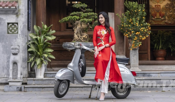 Thiếu nữ diện áo dài đỏ đón xuân Quý Mão bên Vespa Sprint cổ