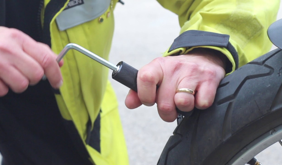 Cách tự vá lốp đơn giản và ai cũng làm được nếu ô tô chẳng may dính đinh trên đường du xuân