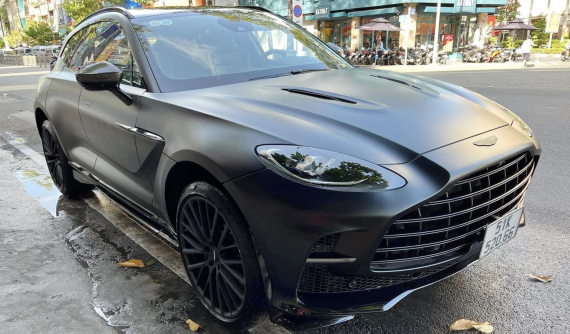 Thứ 7, mùng 7, phiên bản 707 của Aston Martin DBX được ông Đặng Lê Nguyên Vũ cho đi khai Xuân