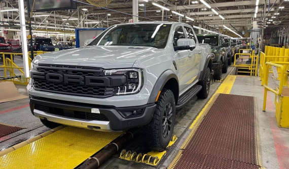 Xe bán tải Ford Ranger Raptor 2024 xuất xưởng với màu sơn xám Cactus Grey mới