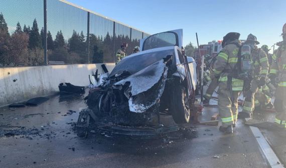 Cần tới 3 xe cứu hỏa với lượng nước gấp 10 lần bình thường để dập tắt đám cháy của ô tô điện Tesla