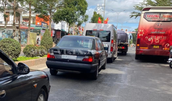 Tóm gọn Mercedes-Benz 280E Limousine 6 cửa độc nhất Việt Nam của "Qua" Vũ khi đang hộ tống cặp đôi siêu xe về núi rừng Tây Nguyên