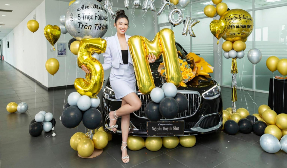 Hot Tiktoker ăn mừng 5 triệu lượt follow bằng chiếc Mercedes-Maybach S450 2023 có giá hơn 8,2 tỷ đồng