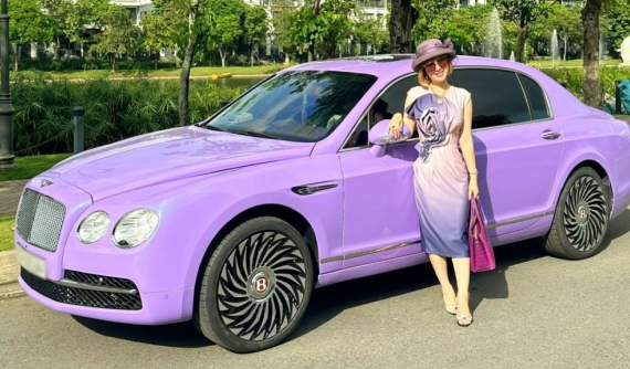 Bentley với bộ áo không thể nổi bật hơn ở Vũng Tàu, bộ mâm đa chấu còn là điểm nhấn