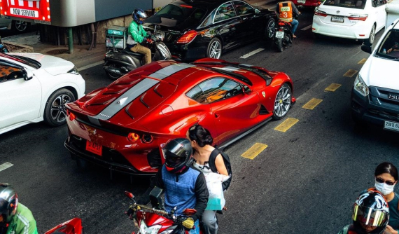 1/7 chiếc Ferrari 812 Competizione dành cho thị trường Thái Lan đã xuất hiện, len lỏi giữa đường phố chật kín phương tiện