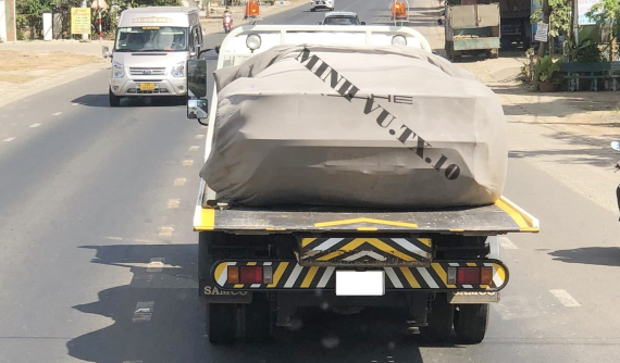 Bức ảnh này liệu bạn có đoán được siêu xe nào đang được trùm bạt Porsche? Gợi ý là giá bán từ 2,5 triệu - 3,5 triệu đô la