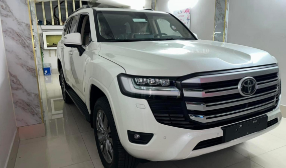 "Vua kèm lạc" Toyota Land Cruiser vừa được giới thiệu bản 2023 tại Việt Nam đã bị khách bán chênh gần 1,5 tỷ đồng