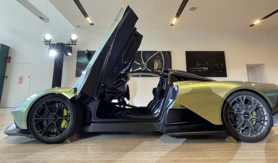 Siêu phẩm Aston Martin Valhalla 2023 mà doanh nhân Việt này đặt mua mới ra mắt ở Singapore