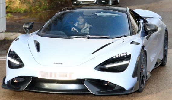 Tiền đạo nổi tiếng của Manchester United cũng "cầm nhầm biển" như ai, lái siêu xe McLaren nhưng sử dụng biển số cấp cho xe Skoda