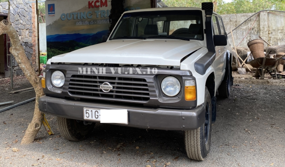 Nissan Patrol Y60 độc lạ của "Qua" Vũ, hàng ghế thứ 3 đã được độ lại giường đôi