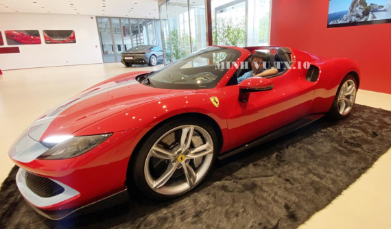 Siêu xe mui trần Ferrari 296 GTS lần đầu ra mắt tại Việt Nam, giá từ 23 tỷ đồng, đã có khách đầu tiên
