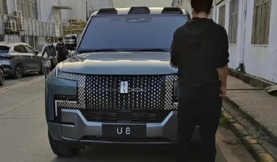 SUV điện hạng sang mạnh 1.100 mã lực BYD Yangwang U8 bị bắt gặp trên đường phố