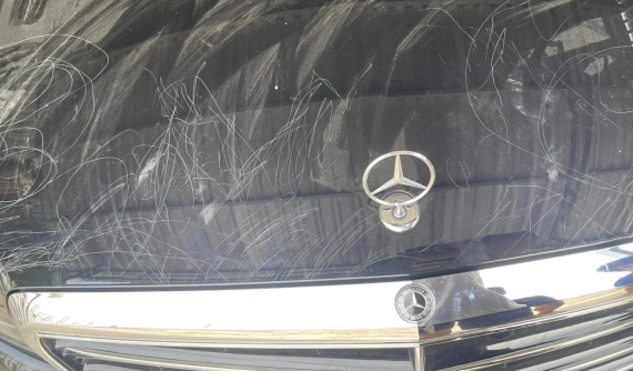 Xe Mercedes-Benz bị trẻ nhỏ “vẽ bùa” lên toàn bộ ngoại thất, chi phí sơn lại lên tới 40 triệu đồng