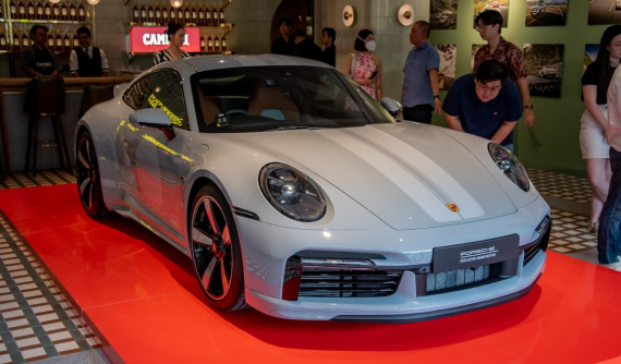 Xe giới hạn Porsche 911 Sport Classic 2023 mà Cường "Đô-la" và "Qua" Vũ đang chờ bàn giao đã "đặt lốp" đến Singapore