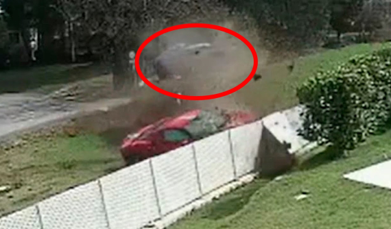 2 "quái xế" chạy siêu xe Ferrari tốc độ cao bay thẳng vào hàng rào của nhà dân ở khúc cua, 1 xe cháy rụi